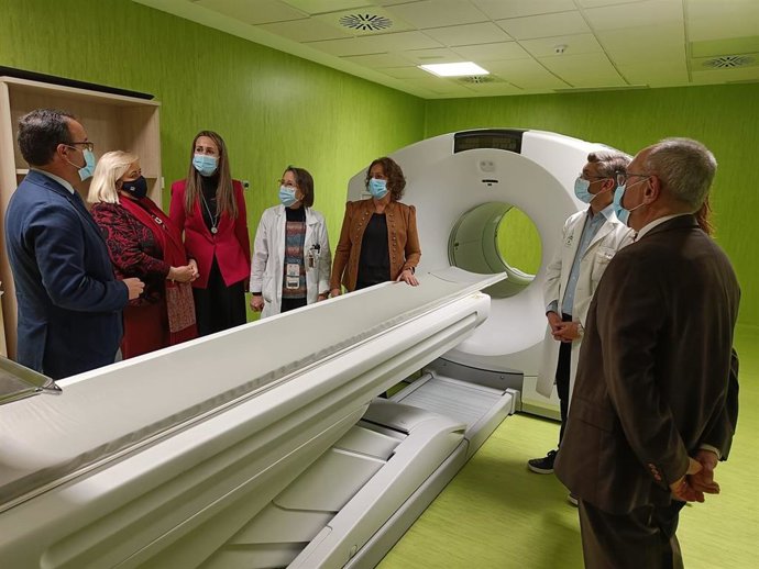 La consejera en su visita a los hospitales de Huelva.
