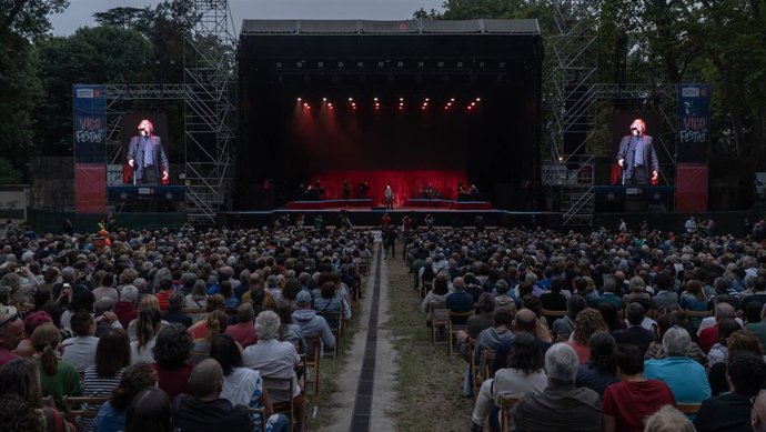Archivo - El cantautor Joan Manuel Serrat durante su concierto en el Auditorio Castrelos, a 10 de julio de 2022, en Vigo, Pontevedra, Galicia (España). Durante el concierto, Serrat presenta su gira de despedida de conciertos  2022 en España, que lleva p