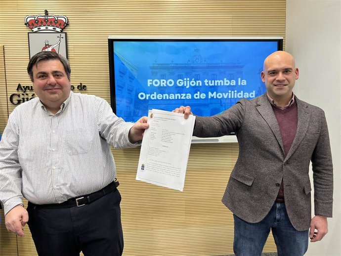 El portavoz de Foro Asturias en Gijón, Jesús Martínez Salvador (dcha), y el concejal 'forista' Pelayo Barcia, en rueda de prensa en el Consistorio gijonés