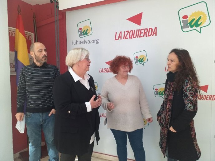 Mónica Rossi en la sede de IU con más integrantes de IU Huelva.