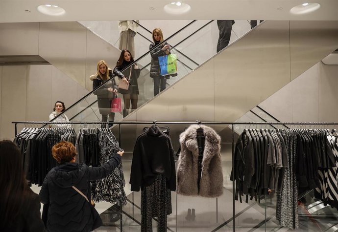 Archivo - Clientes en una tienda de Zara en Valencia.