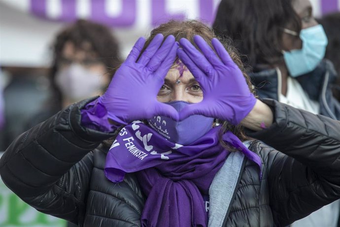 Archivo - Una mujer en una manifestación por el 8M.