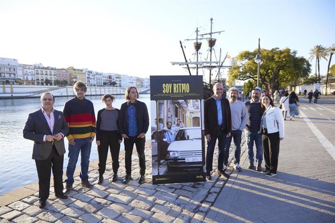 El productor de películas, Gervasio Iglesias, (2d) junto al director de Cine, Alberto Rodríguez, (3d) el alcalde de Sevilla, Antonio Muñoz, (4d) y el guionista de cine, Rafael Cobos, (4i) durante el encuentro titulado 'De la idea al set de rodaje'