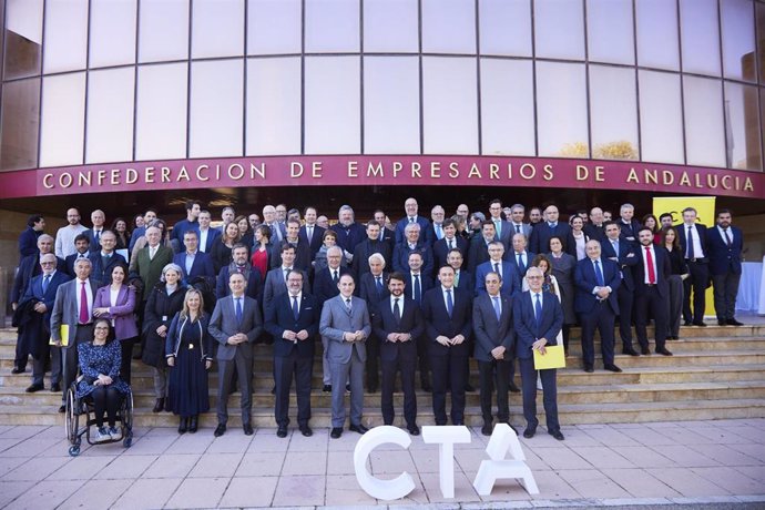 Foto de familia tras la presentación del informe 'Contribución de CTA al ecosistema del I+D+i andaluz y su impacto sobre la economía regional' en la Confederación de Empresarios de Andalucía, a 6 de febrero de 2023 en Sevilla (Andalucía, España). La Cor