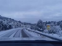 Rescatan a siete escolares en un autobús atascado por la nieve en el interior de Castellón