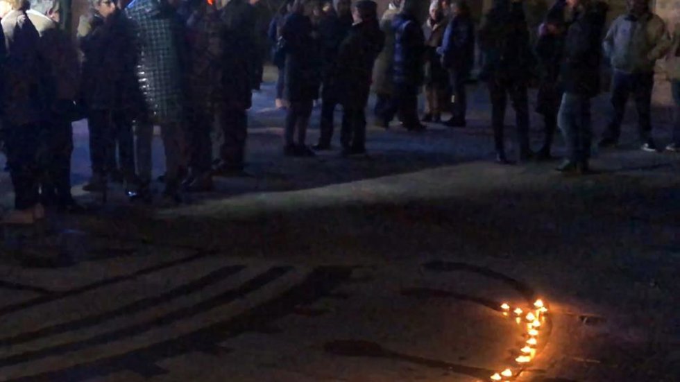 Cientos de personas guardan un minuto de silencio en Baiona en repulsa del asesi