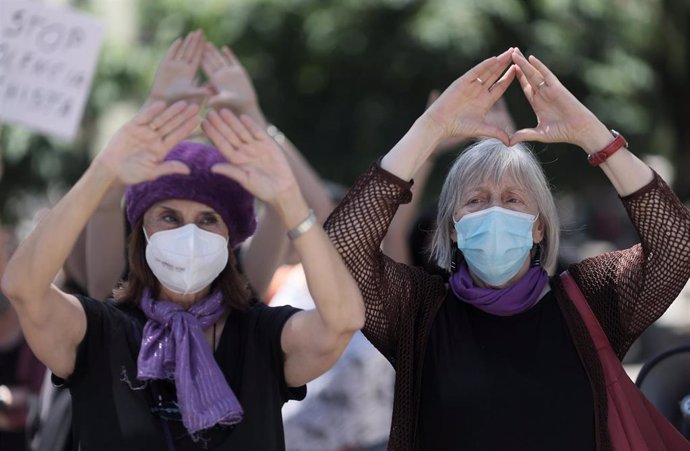 Archivo - Dos manifestantes convocadas por la Alianza contra el Borrado de Mujeres se concentran frente al Congreso de los Diputados contra la Ley Trans el día en que se debate en la Cámara Baja, a 18 de mayo de 2021, en Madrid (España). 