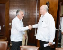 El presidente de Canarias, Ángel Víctor Torres, y