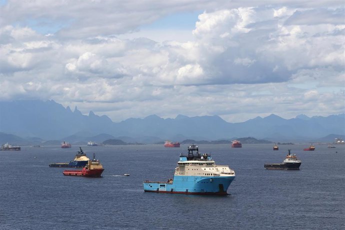 Archivo - Imagen de archivo de barcos abandonados en la bahía de Guanabara, en Río de Janeiro