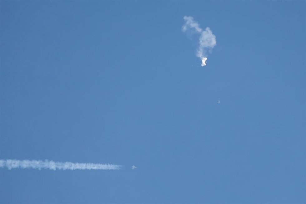 Derribo de un supuesto globo espía de China en el océano Atlántico