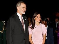 La Reina Letizia deslumbra a su llegada a Angola con un total look rosa tan dulce como delicado