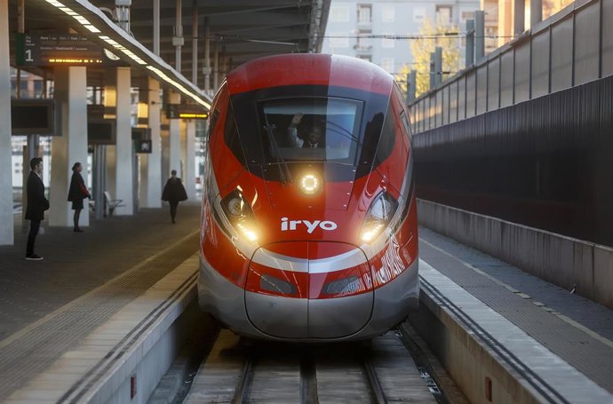 Archivo - Un operario del tren Iryo saluda a su llegada a la estación Joaquín Sorolla, a 16 de diciembre de 2022, en Valencia, Comunidad de Valencia (España). Iryo ha estrenado hoy la ruta entre Madrid y Valencia que ya está disponible con cuatro trenes