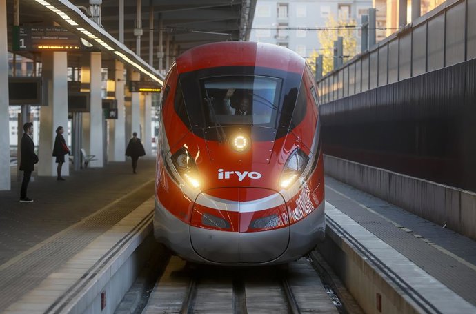 Archivo - Un operario del tren Iryo saluda a su llegada a la estación Joaquín Sorolla, a 16 de diciembre de 2022, en Valencia, Comunidad de Valencia (España). Iryo ha estrenado hoy la ruta entre Madrid y Valencia que ya está disponible con cuatro trenes