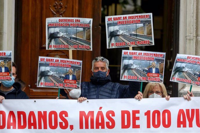 Archivo - Varias víctimas del accidente ferroviario del Alvia se concentran con una pancarta y carteles en los que se lee: "Queremos una investigación independiente", frente al Tribunal Superior de Justicia, a 15 de abril de 2021, en Madrid (España) 