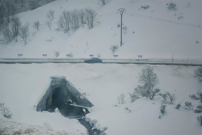 Vista general de la  carretera N-625 rodeada de nieve, antes de llegar al Puerto del Pontón de León, a 28 de enero de 2022, en el puerto del Pontón, León, Castilla y León (España). 