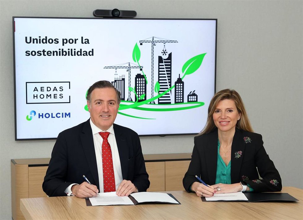 Firma de colaboración entre Aedas Homes y Holcim España