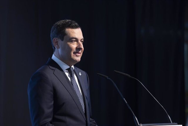 El presidente de la Junta de Andalucía, Juanma Moreno, interviene durante el Foro ABC de Sevilla, a 1 de febrero de 2023 en Sevilla (Andalucía, España). (Foto de archivo).