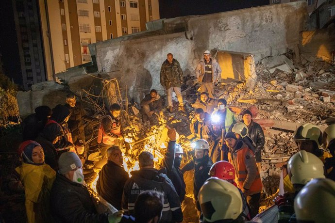 Trabajos de búsqueda y rescate en Turquía tras los terremotos del lunes en el sur del país, cerca de la frontera con Siria