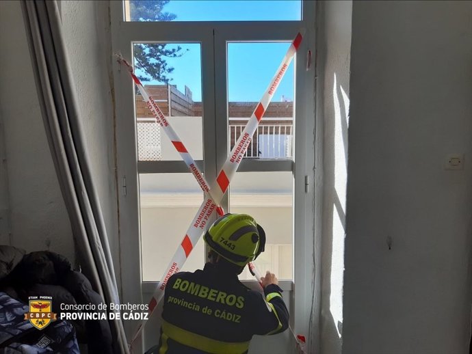 Balcón precintado por los bomberos en una vivienda de Cádiz