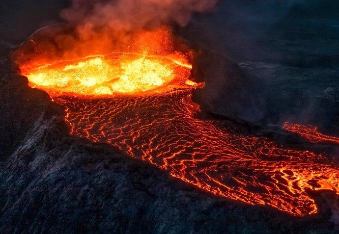 Volcán arrojando lava