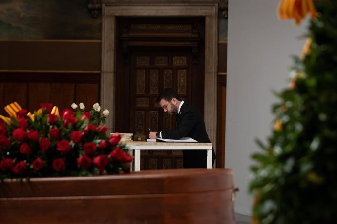 El presidente de la Generalitat Pere Aragons firma en el libro de condolencias por el escritor y periodista Josep Maria Espins
