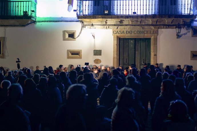 Decenas de personas guardan un minuto de silencio ante el Ayuntamiento de Baiona por el asesinato de una vecina