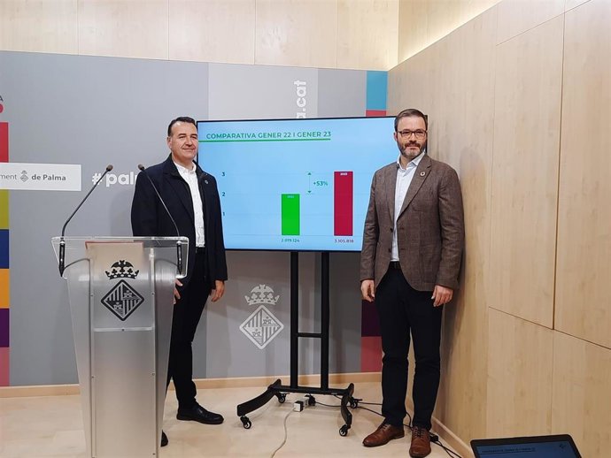 El alcalde de Palma, José Hila, y el regidor de Movilidad Sostenible, Francesc Dalmau, tras la rueda de prensa de este martes.