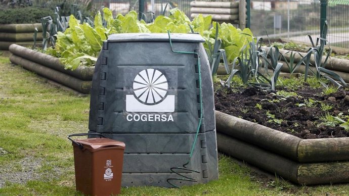 Archivo - Compostadora y cubo de Cogersa