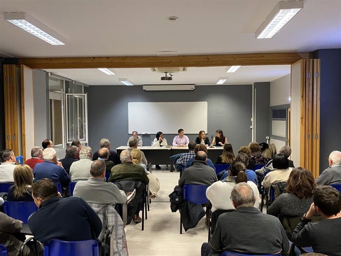 La presidenta del Comité Intercomarcal del PAR en Zaragoza, Carmen Herrero, preside una reunión con militantes y simpatizantes, entre ellos alcaldes, concejales y consejeros comarcales.