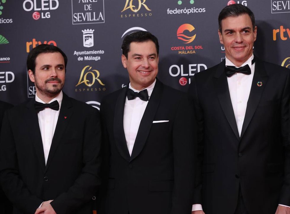 Archivo - El presidente del Gobierno Pedro Sánchez (1d), el presidente de la Junta de Andalucía, Juanma Moreno (c), y el ministro de consumo, Alberto Garzón (1I), posa en la alfombra roja de la XXXIV edición de los Premios Goya, en Málaga, a 25 de enero