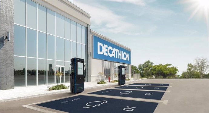 Puntos de recarga de EDP en un establecimiento de Decathlon