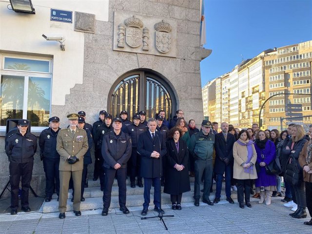 El delegado del Gobierno en Galicia, José Miñones, preside la concentración en repulsa por el asesinato machista de una mujer en Baiona