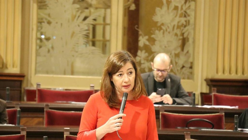 Archivo - La presidenta del Govern, Francina Armengol, responde a una pregunta durante el pleno del Parlament. Archivo.