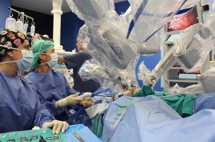 Archivo - Imagen de archivo de una cirugía robótica en el General