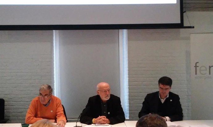 Archivo - El presidente de la Fundación Renovables, Domingo Jiménez Beltrán, y sus vicepresidentes, Fernando Fernando Vitales y Jorge Morales de Labra, en rueda de prensa