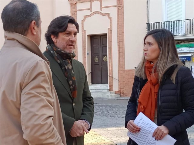 La parlamentaria andaluza y portavoz adjunta en el Grupo Socialista en la Cámara Autonómica, María Márquez, junto a otros representantes del PSOE de Huelva.