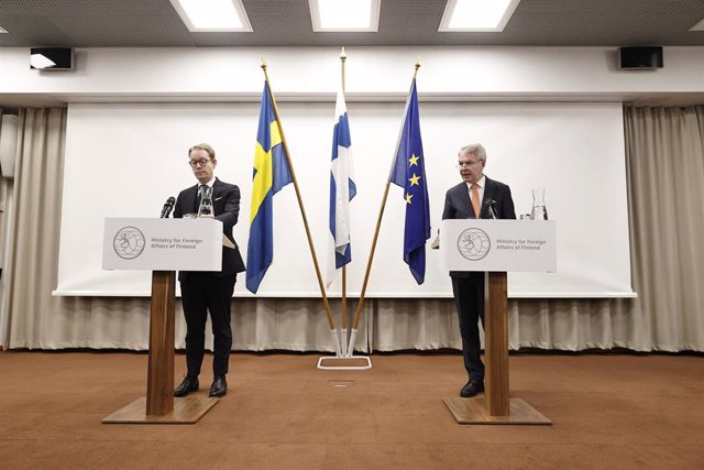 El ministro de Exteriores de Suecia, Tobias Billstrom, y el de Finlancia, Pekka Haavisto, en rueda de prensa