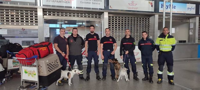 Dispositivo con bomberos de Almuñécar trasladado desde Málaga para colaborar en labores de rescate tras los terremotos de Turquía