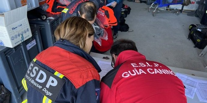 Un guía canino y una especialista de apoyo veterinario de la ESDP se coordinan dentro del operativo dispuesto por Ericam para apoyar en las labores de rescate en Turquía tras el terremoto.