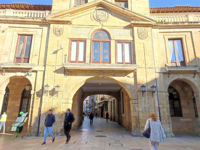 El Ayuntamiento de Oviedo, sin las barandillas ni las banderas institucionales, retiradas por reparación.