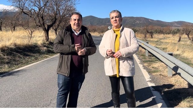 La portavoz del PP en la Diputación de Granada, Carmen Lidia Reyes, y el diputado provincial, Eduardo Martos, han visitado la comarca de Guadix.