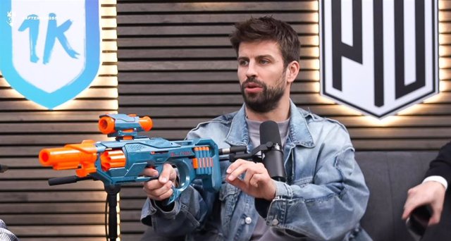 El exfutbolista Gerard Piqué porta un lanzador de Nerf en el programa 'After Kings' que repasa la actualidad de la Kings League.