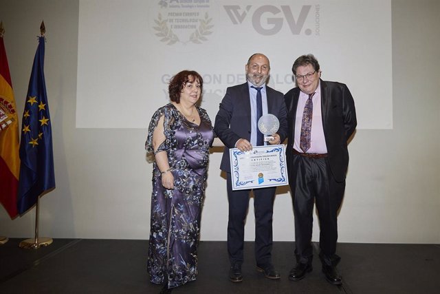 Gonzalo Varela CEO de la empresa recibe el premio.