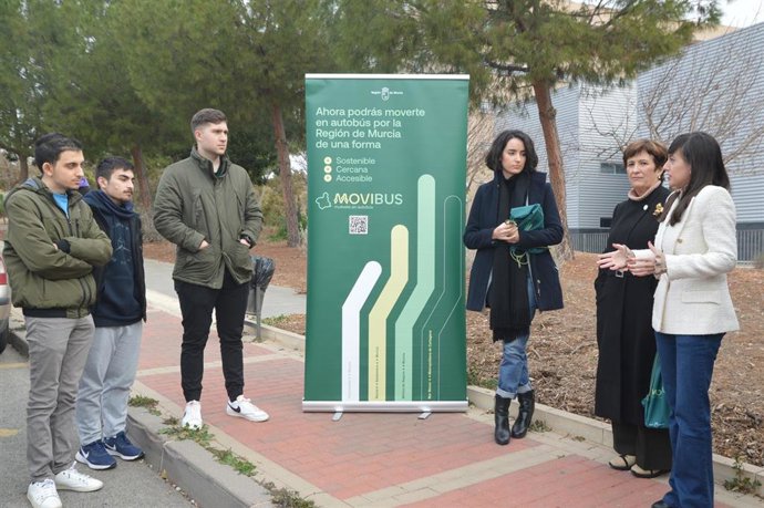 La directora general de Movilidad y Litoral, Marina Munuera, junto a la vicerrectora de Planificación de las Infraestructuras de la UMU, Belén López, explica las nuevas conexiones de Movibus a los representantes del Consejo de Estudiantes (CEUM)