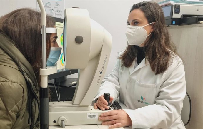 La optometrista Marisol Castillo examina a una paciente candidata a lentes esclerales.