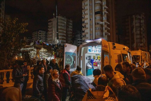 Busqueda de víctimas tras el terremoto en la ciudad turca de Adana