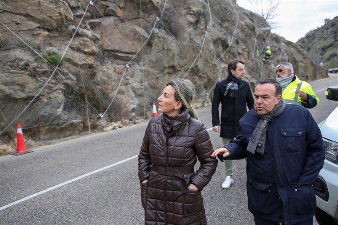 La alcaldesa en su visita a las obras de consolidación del talud de la carretera del Valle.