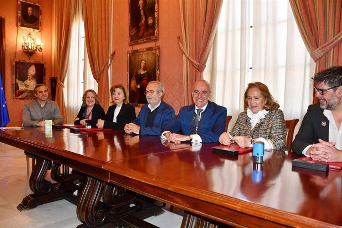 El alcalde de Sevilla, Antonio Muñoz, tercero por la derecha, en la firma de los convenios con las entidades Fundación Persán, Fundación Rais-Red, Asociación Realidades para la Integración Social y Asociación Albatros.