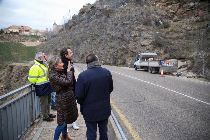 La alcaldesa de Toledo visita la consolidación de taludes del Valle.