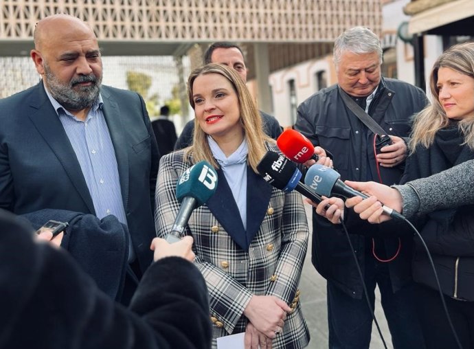 La presidenta del PP de Baleares, Marga Prohens, ante los medios.